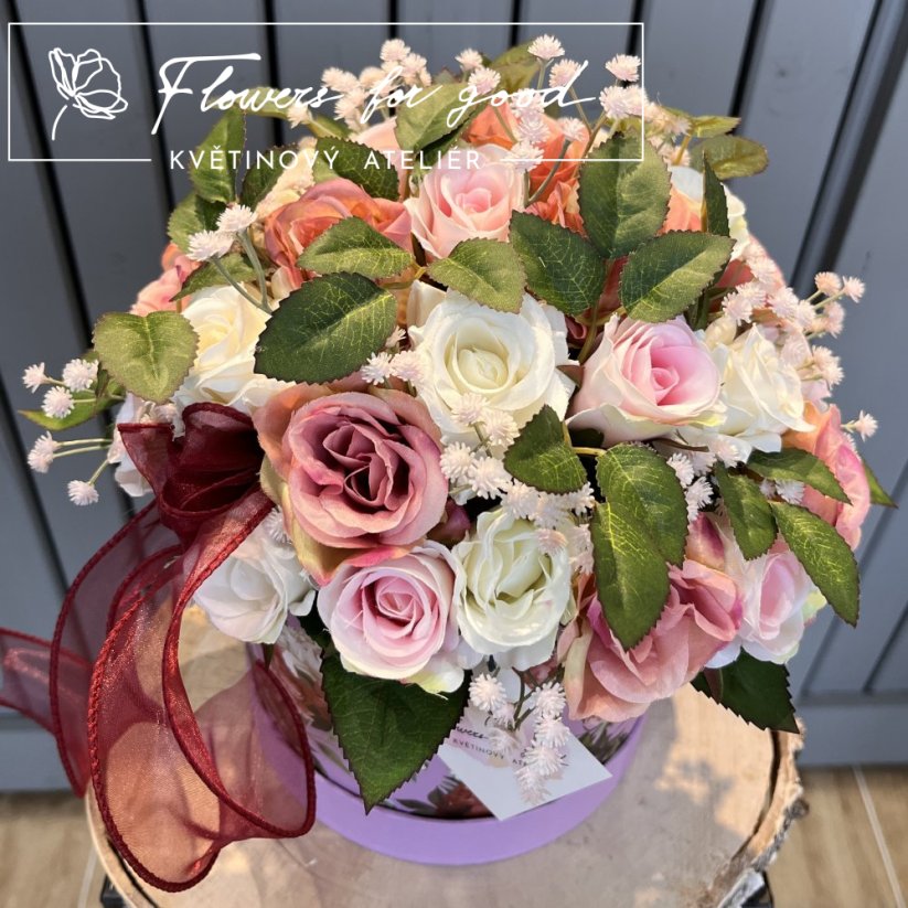 Nádherně zdobený flower box plný růží