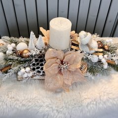 Svícen s "lyžařkou" na břízovém podstavci s neopadavým jehličím