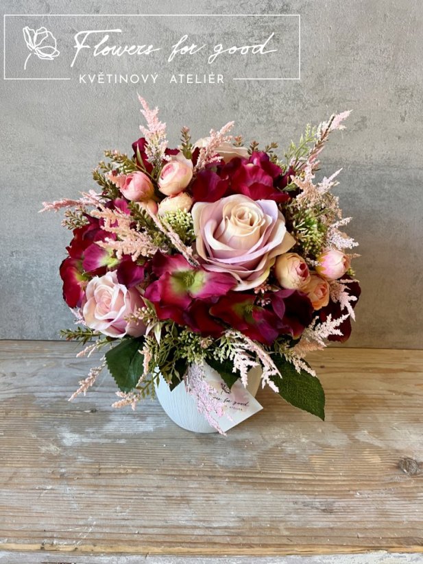 Bordó hortenzie a růžové růže v bílém keramickém květináči