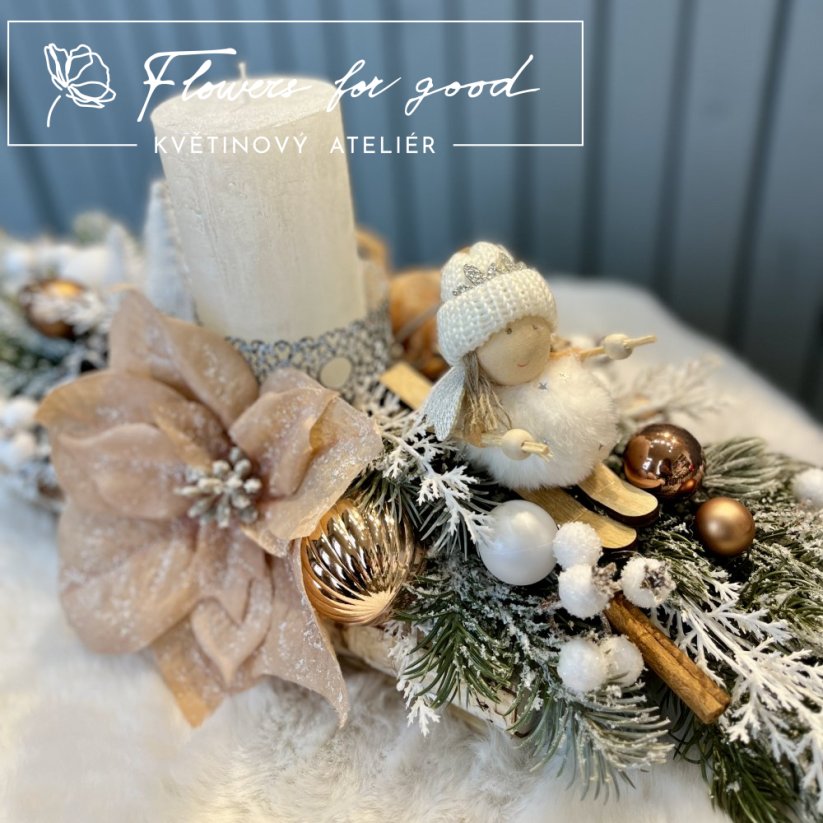 Svícen s "lyžařkou" na břízovém podstavci s neopadavým jehličím