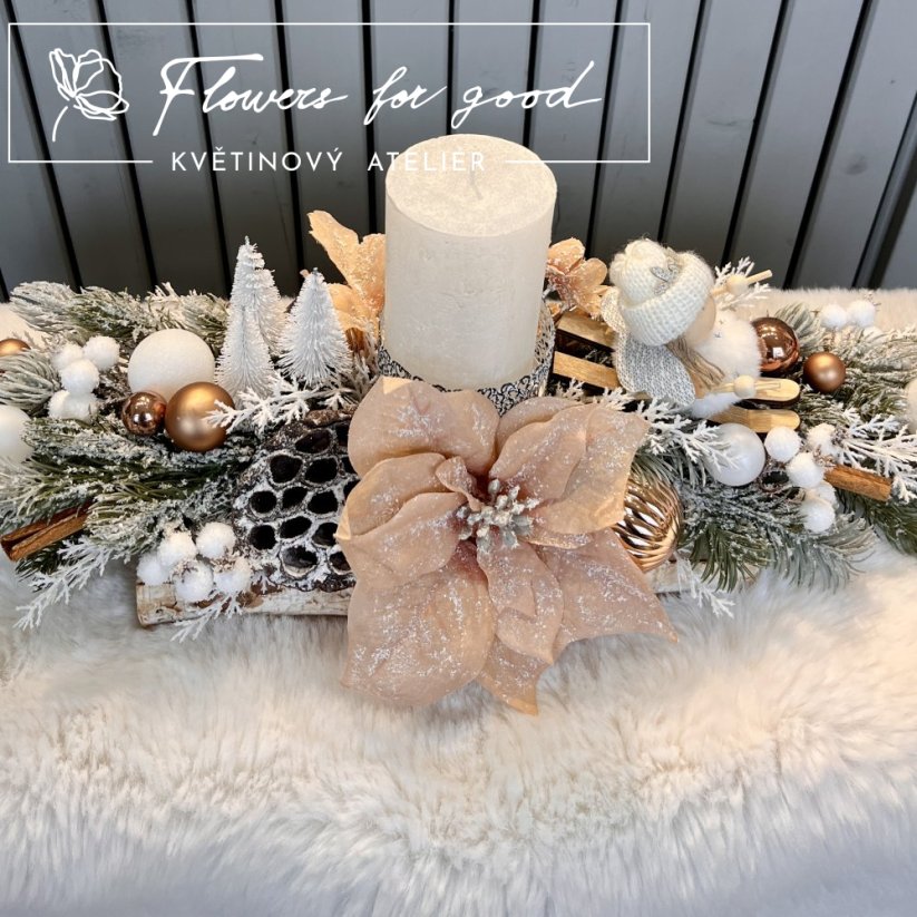 Svícen s "lyžařkou" na břízovém podstavci s neopadavým jehličím