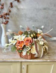 Podzimní dekorace v oranžovém háčkovaném košíku ala dýně