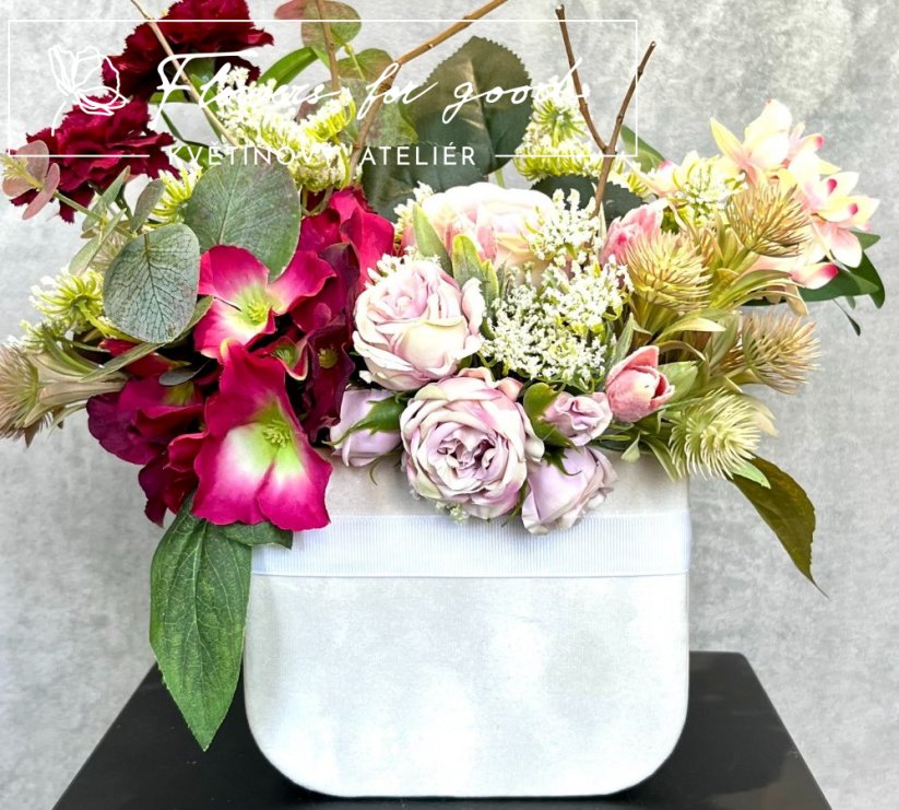 Elegantní aranžmá v šedém semišovém flowerboxu