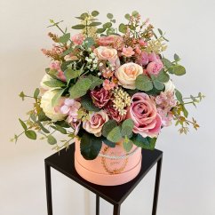 Romantický flowerbox s růžemi