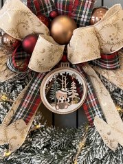 Svítící vánoční věnec s mašlí a dřevěnou ozdobou s medvídkem