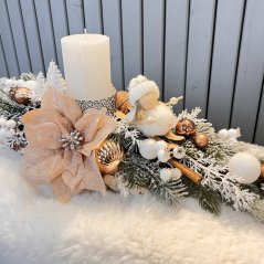 Svícen s "lyžařkou" na břízovém podstavci s neopadavým jehličím