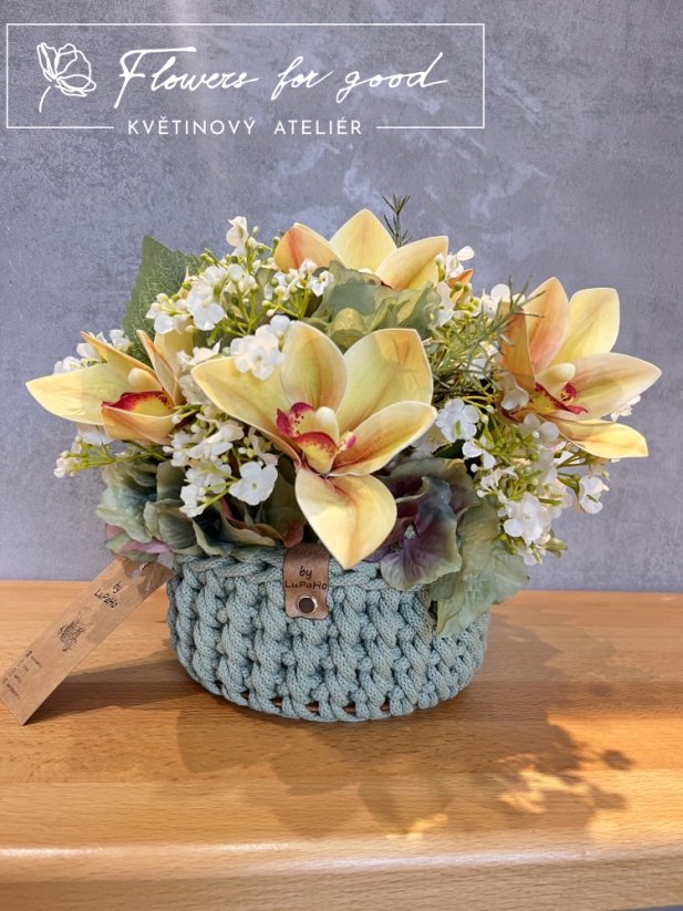 Aranžmá s orchidejemi v exkluzivním háčkovaném obalu od LuPaHo