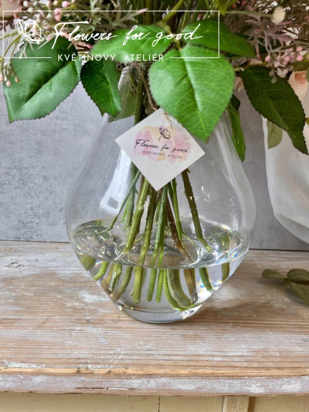 Růžová krása růží ve velké váze s "umělou vodou"