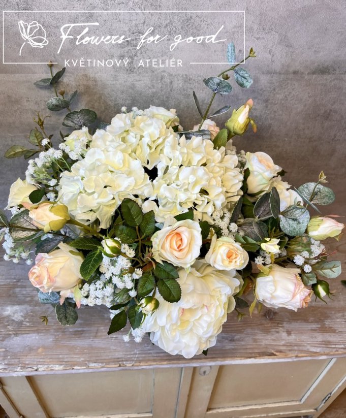 Mega puget bílých pivoněk, hortenzií a lososových růží