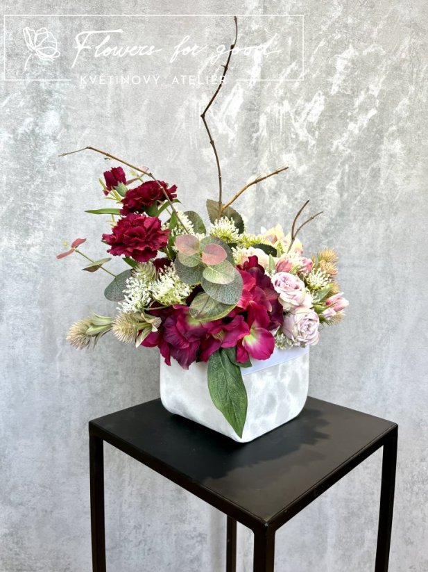 Elegantní aranžmá v šedém semišovém flowerboxu