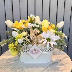 Velikonoční zajíček v bílé plechové ošatce s krajkou a jarními květinami