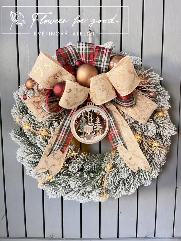 Svítící vánoční věnec s mašlí a dřevěnou ozdobou s medvídkem