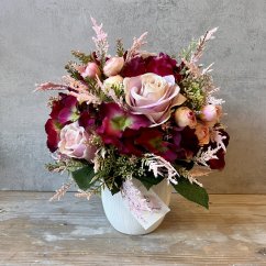 Bordó hortenzie a růžové růže v bílém keramickém květináči