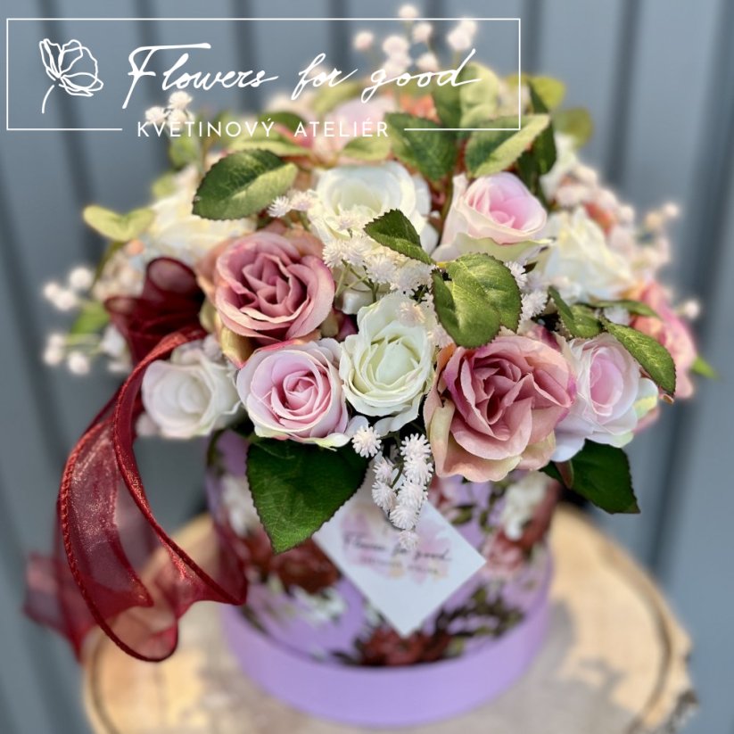 Nádherně zdobený flower box plný růží