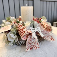 Svícen s krásnou mašlí na dřevěném hnízdě s umělým jehličím