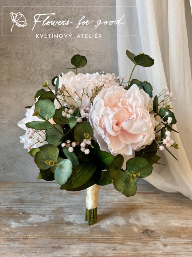 Svatební kytice z růžových pivoněk s eukalyptem
