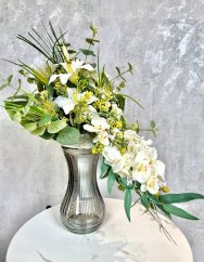 Svatební kytice s liliemi, orchidejí a perlami