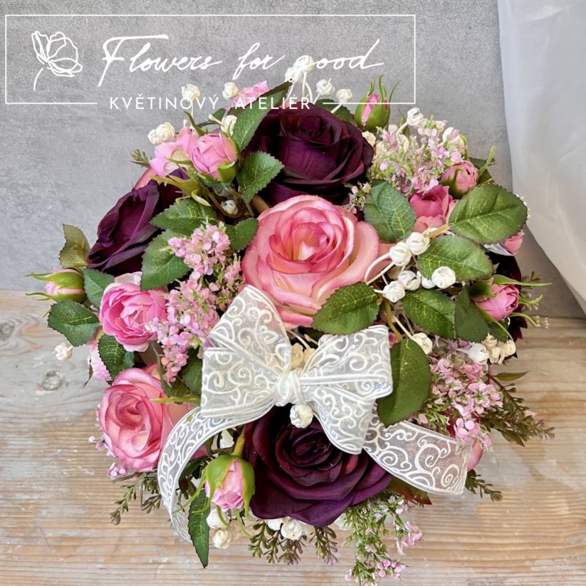 Flower box plný růží v pestrých barvách růžové a bordó