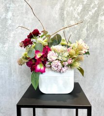 Elegantní aranžmá v šedém semišovém flowerboxu