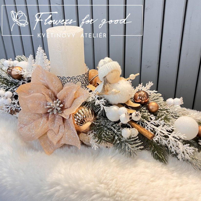 Svícen s "lyžařkou" na břízovém podstavci s neopadavým jehličím