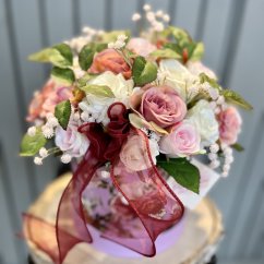 Nádherně zdobený flower box plný růží