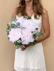 Svatební kytice z růžových pivoněk s eukalyptem