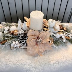 Svícen s "lyžařkou" na břízovém podstavci s neopadavým jehličím