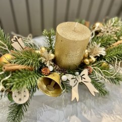 Zlatý svícen s dřevěnou mašličkou