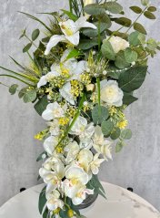 Svatební kytice s liliemi, orchidejí a perlami