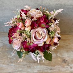 Bordó hortenzie a růžové růže v bílém keramickém květináči