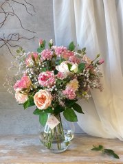 Růžová krása růží ve velké váze s "umělou vodou"