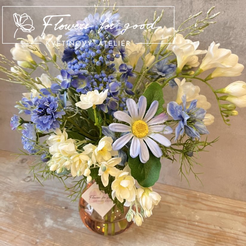 Modré kvítí ve váze s "umělou vodou"