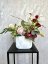 Elegantní aranžmá v šedém semišovém flowerboxu