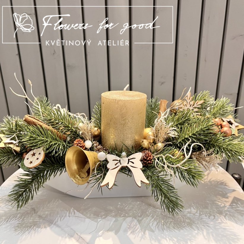 Zlatý svícen s dřevěnou mašličkou