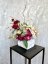 Elegantní aranžmá v šedém semišovém flowerboxu