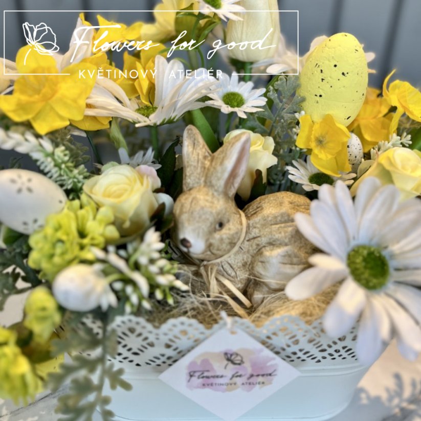 Velikonoční zajíček v bílé plechové ošatce s krajkou a jarními květinami