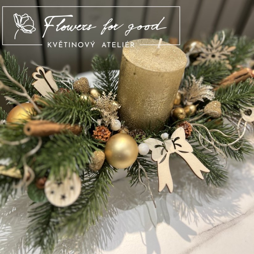 Zlatý svícen s dřevěnou mašličkou