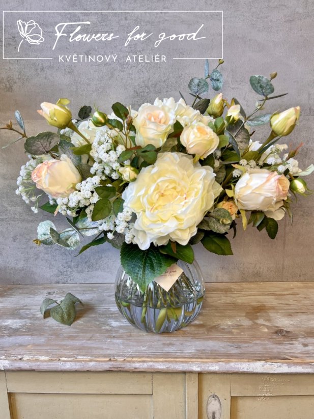 Mega puget bílých pivoněk, hortenzií a lososových růží