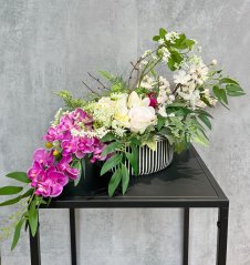 Japonka s orchidejí a růžičkami