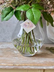 Mega kráska plná růží ve velké váze s "umělou vodou"