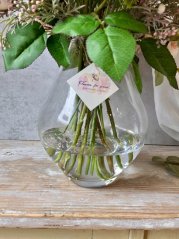 Růžová krása růží ve velké váze s "umělou vodou"