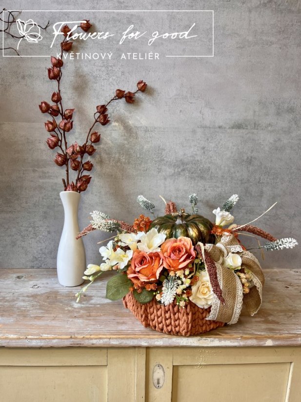Podzimní dekorace v oranžovém háčkovaném košíku ala dýně