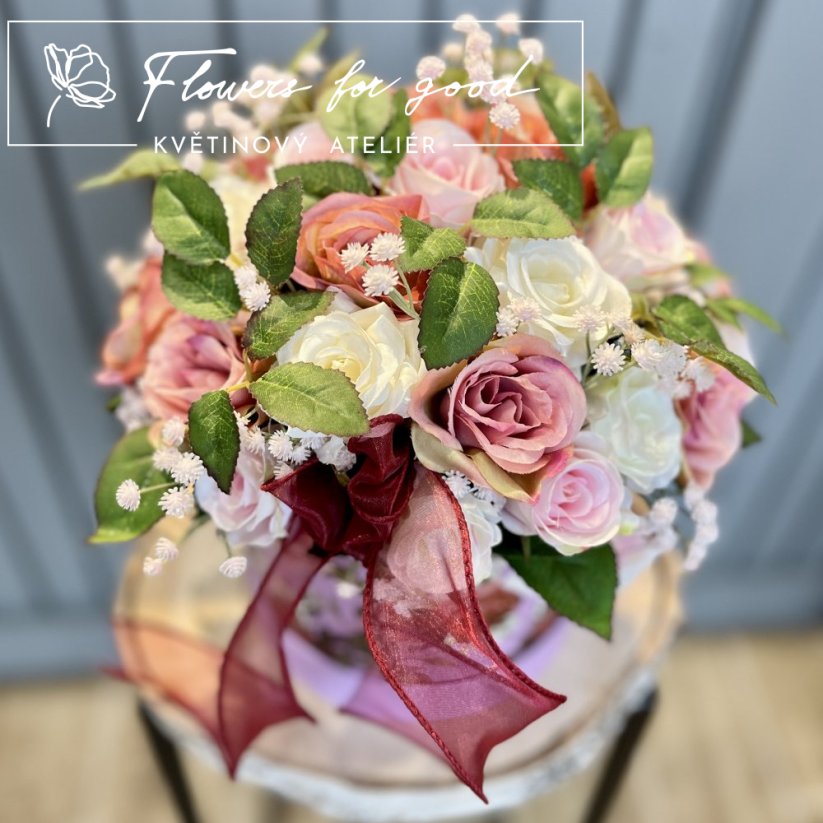 Nádherně zdobený flower box plný růží