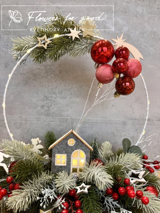 Svítící vánoční dekorace s domečkem a ozdobami jako balónky