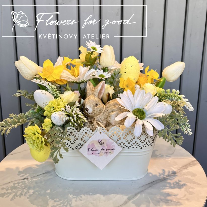 Velikonoční zajíček v bílé plechové ošatce s krajkou a jarními květinami