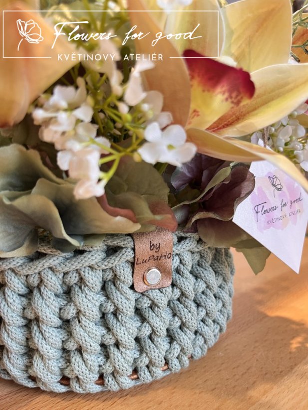 Aranžmá s orchidejemi v exkluzivním háčkovaném obalu od LuPaHo