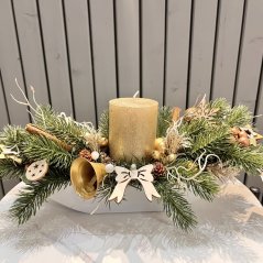 Zlatý svícen s dřevěnou mašličkou