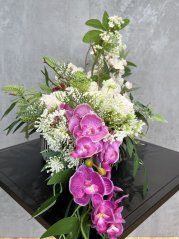 Japonka s orchidejí a růžičkami