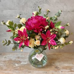 Pivoňka v hlavní roli s růžičkami a plaménkem ve váze s "umělou vodou"