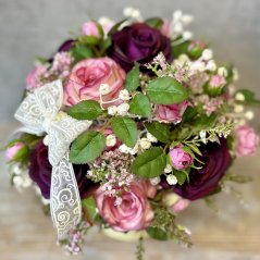 Flower box plný růží v pestrých barvách růžové a bordó